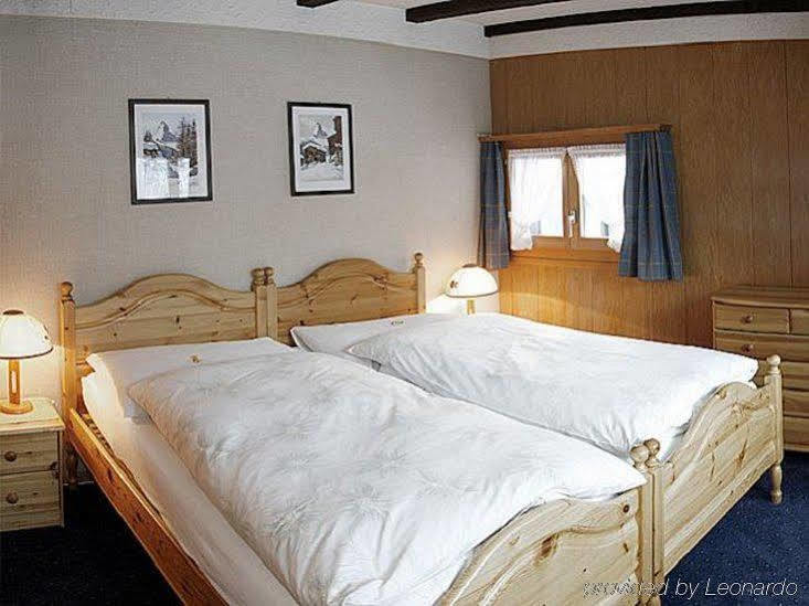 Petit Helvetia Budget Hotel Цермат Стая снимка