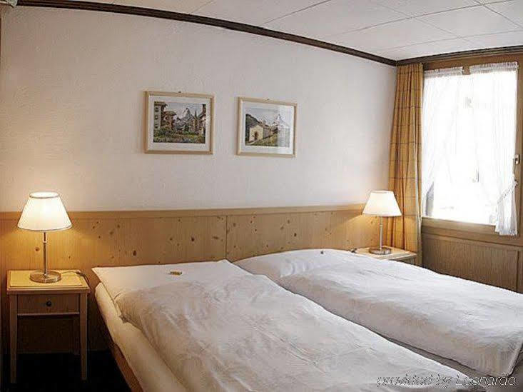 Petit Helvetia Budget Hotel Цермат Стая снимка