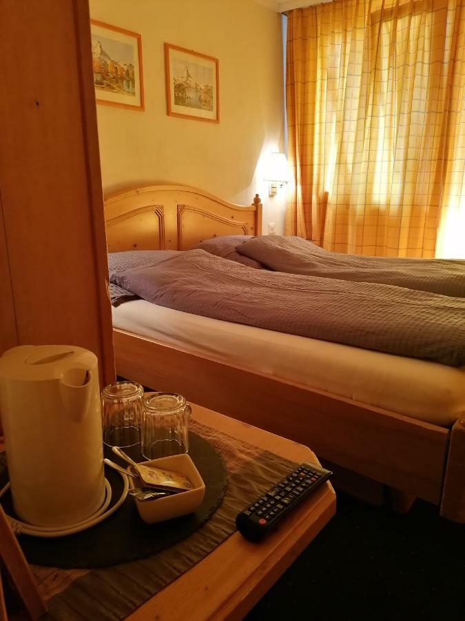 Petit Helvetia Budget Hotel Цермат Екстериор снимка