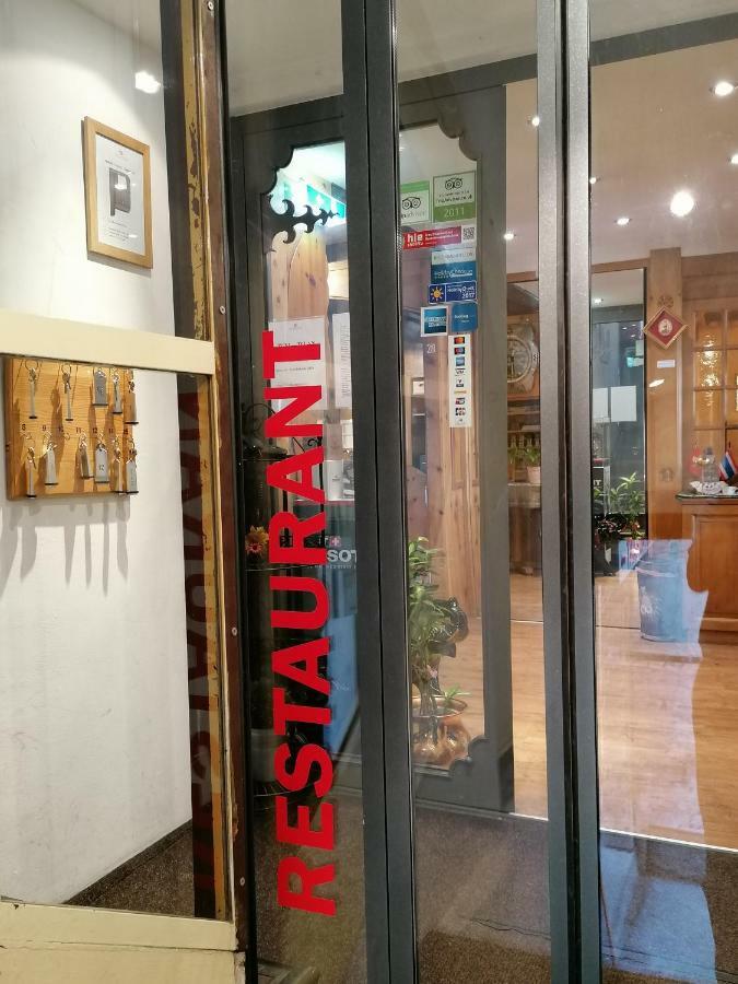 Petit Helvetia Budget Hotel Цермат Екстериор снимка