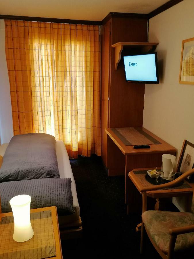 Petit Helvetia Budget Hotel Цермат Екстериор снимка